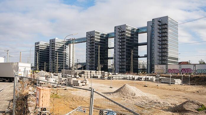 Achter de Türmen: de Baustelle zur Zweiten S-Bahn-Stammstrecke.  Hier vindt u ook enkele Fußgängerbrücke-hinkommen.