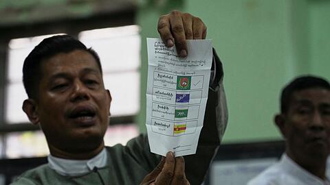 Beobachtern zufolge sollen viele W&auml;hler von der Junta eingesch&uuml;chtert worden sein.