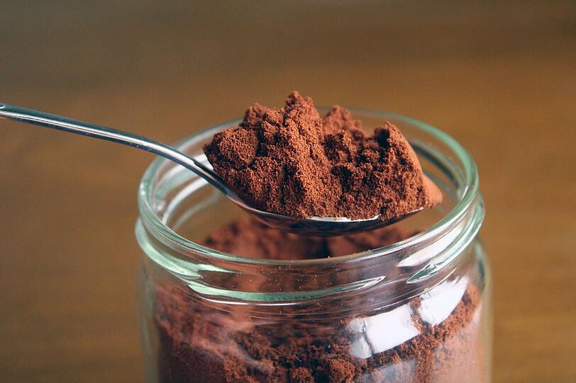 Vielleicht das Mittel der Wahl zur Geruchsbek&auml;mpfung f&uuml;r alle Kaffeeliebhaber: Kaffeepulver! Oder, wenn es noch nachhaltiger und sparsamer sein soll, Kaffeesatz. Stellen Sie einfach ein Sch&auml;lchen davon in der (Wohn-)K&uuml;che auf und genie&szlig;en Sie nicht nur das angenehme Aroma, das die gemahlenen Bohnen verstr&ouml;men, sondern auch die Tatsache, dass Ihre Wohnr&auml;ume schon bald wieder geruchsfrei sind.