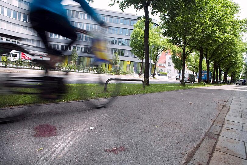 An der Unfallstelle in der Hansastraße klebt noch Blut - es gehört dem Rentner Orhan S.