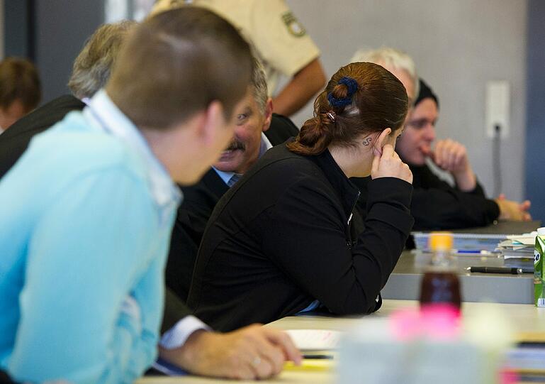 Die wegen Mordes angeklagten Fabian P., Franziska M., Daniel H. und Timo H. sind im Ansbacher Mordprozess zu langen Haftstrafen verurteilt worden. Sie sollen einen 30 Jahre alten Bekannten - wahrscheinlich im Streit um Schulden - getötet und anschließend den Leichnam in die Rezat geworfen zu haben. Hier sehen Sie Archivbilder aus dem Prozess.
