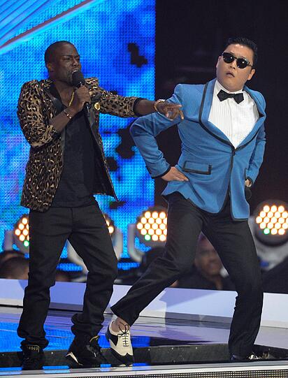 Interessantes Outfit: Host Kevin Hart, links, und der Rapper PSY.
