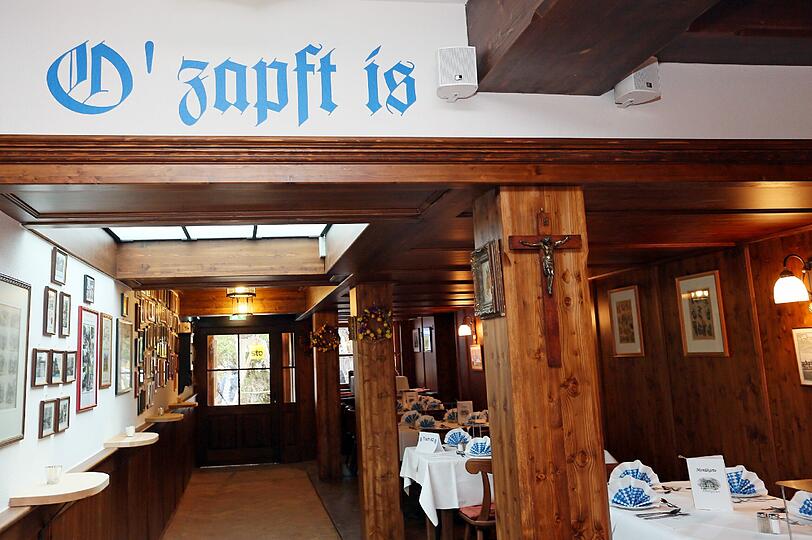 Hier sitzt der Wirt am liebsten. Johann Eichmeier kann von einem der Tische rechts den Eingang sehen - und hören, was in der Küche passiert.