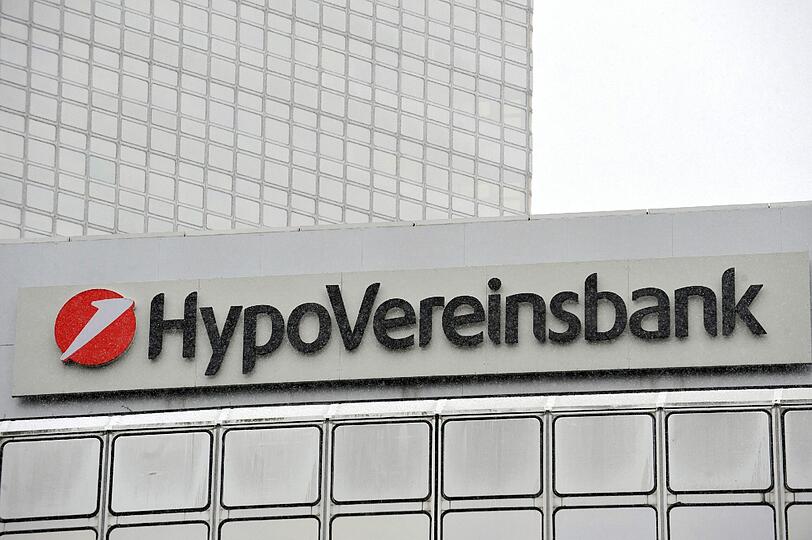 Was bei der HypoVereinsbank geschehen sein soll, ist
offenbar kein Einzelfall. Auch in anderen deutschen Banken soll es
ähnliche Fälle geben, hieß es in Bankenkreisen. Dem Bericht zufolge
prüfen die Steuerbehörden von Bund und Ländern mehrere solcher
Vorgänge. Um wie viel Geld es gehe, sei nicht bekannt, teilte das
Finanzministerium dem Blatt mit.