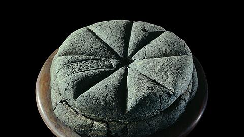 Das plötzliche Ende des Alltagslebens: ein verkohlter Brotlaib mit Namensstempel.