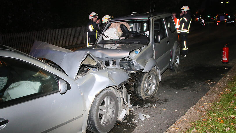 Der Mann krachte mit seinem Suzuki frontal in den VW. Alle drei Beteiligten wurden verletzt. Die Bilder vom Unfallort in Schwindegg.