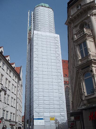 Der Südturm in voller Länge: er ist 98,45 Meter hoch.
