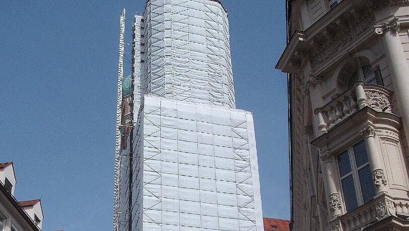 Der Südturm in voller Länge: er ist 98,45 Meter hoch. Der Südturm in voller Länge: er ist 98,45 Meter hoch.