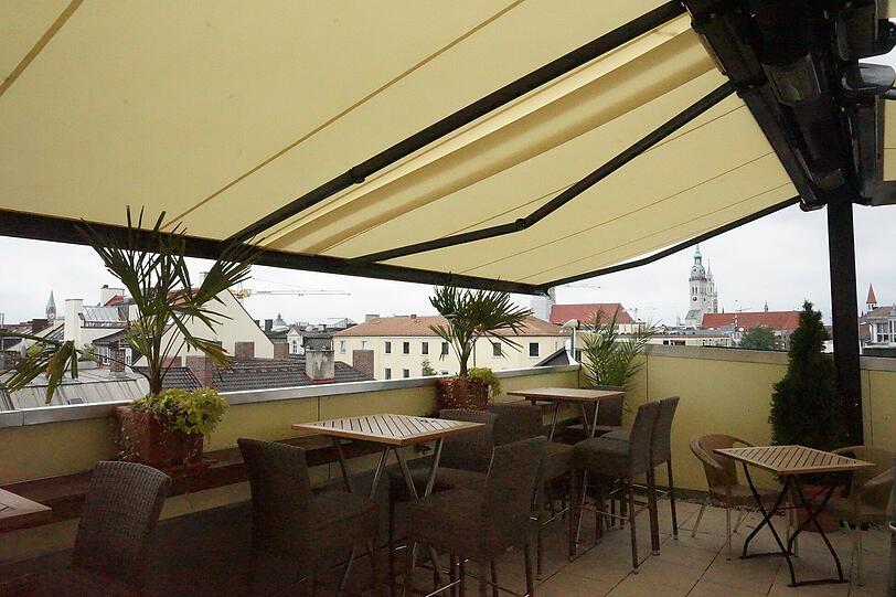 Die Dachterrasse - mit Markise für Regentage. Oder, falls es mal vorkommt, zu prallen Sonnenschein.
