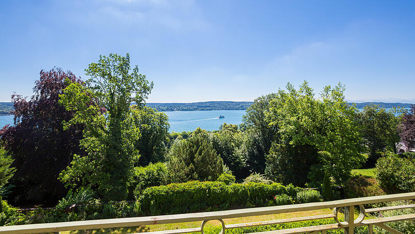Was für ein Ausblick: Wer 15,5 Millionen übrig hat, kann sich unverbautes Panorama über den Starnberger See kaufen.
