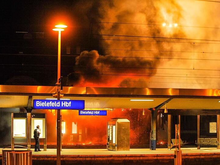 Im Bielefelder Hauptbahnhof brach in der Nacht ein Feuer aus.