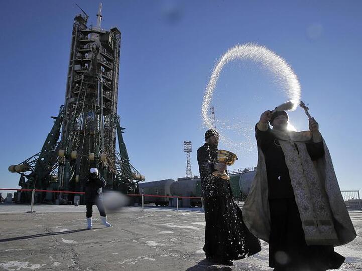 Mit Gottes Segen: Ein orthodoxer Priester vor der russischen Sojus-FG Trägerrakete am Baikonur-Kosmodrom.