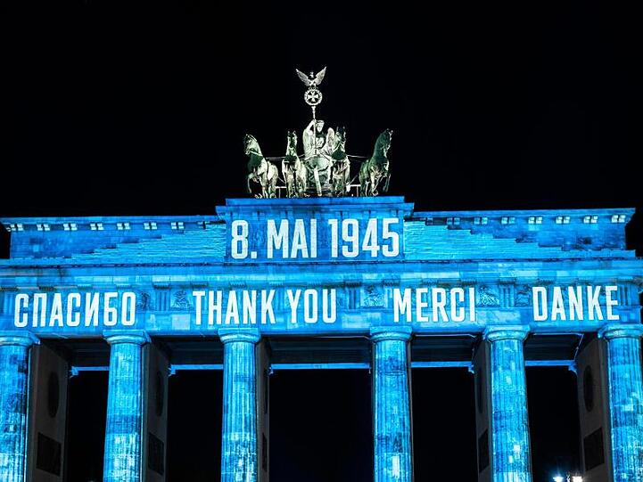 Zum 75. Jahrestag des Weltkriegsendes ist das Brandenburger Tor am Freitagabend mit dem Schriftzug "Danke" in mehreren Sprachen angestrahlt worden.