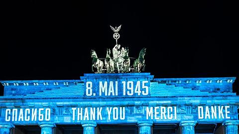 Zum 75. Jahrestag des Weltkriegsendes ist das Brandenburger Tor am Freitagabend mit dem Schriftzug "Danke" in mehreren Sprachen angestrahlt worden.