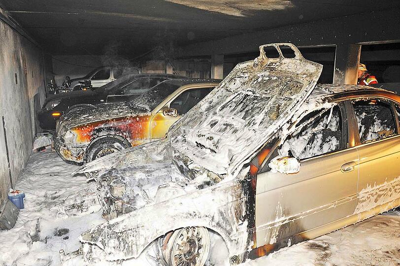 Feuer in einer Tiefgarage in Unterhaching: In der Schmorellstraße war ein Auto in Brand geraten. Die Feuerwehr aus München half aus.