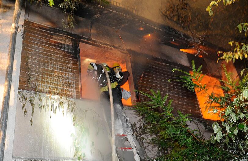 Ein Reiheneckhaus in Pasing brennt Ende Juli komplett aus. Als die Einsatzkräfte in der Anton-Meindl-Straße eintreffen, schlagen die Flammen meterhoch aus den Fenstern des Erdgeschosses und des ersten Stocks. Der Dachstuhl steht komplett in Flammen. Weil der Garten stark verwuchert ist, gestalten sich die Löscharbeiten kompliziert. Die Bewohner ein älteres Ehepaar, bleiben unverletzt.
