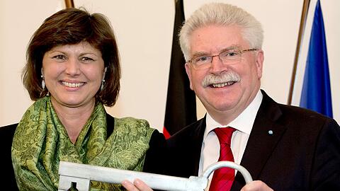 Der scheidende bayerische Wirtschaftsminister Martin Zeil (FDP) übergibt im bayerischen Staatsministerium für Wirtschaft symbolisch einen Schlüssel an seine Nachfolgerin, Ilse Aigner.