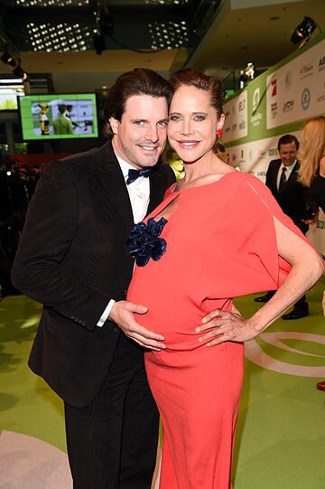 Doreen Dietel mit Babybauch und Freund Tobias Guttenberg