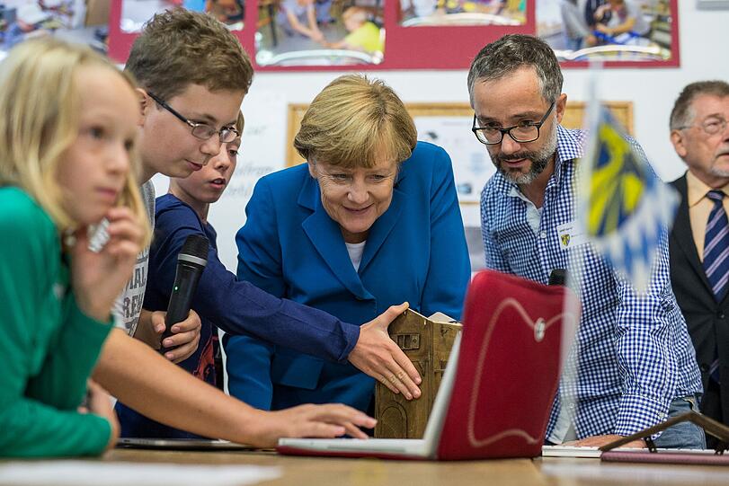 Angela Merkel bei ihrem Besuch der Technischen Universität in Garching. Hier die Bilder.