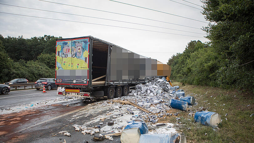 Die A9 ist ein einziges Schlachtfeld: Unzählige Bierdosen liegen nach dem Unfall auf der Fahrbahn verteilt. Beide Lkw-Fahrer kamen mit schwersten Verletzungen ins Krankenhaus.