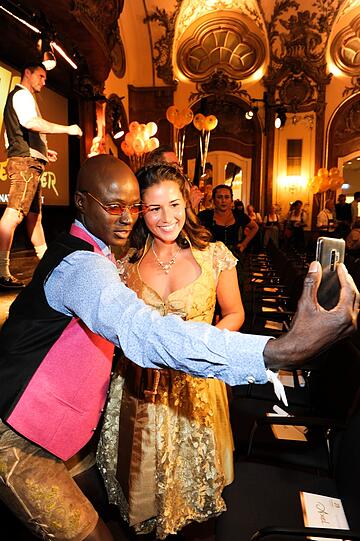 Sarah Lombardi und Papis Loveday machen ein Selfie
