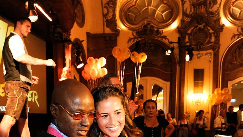 Sarah Lombardi und Papis Loveday machen ein Selfie Sarah Lombardi und Papis Loveday machen ein Selfie