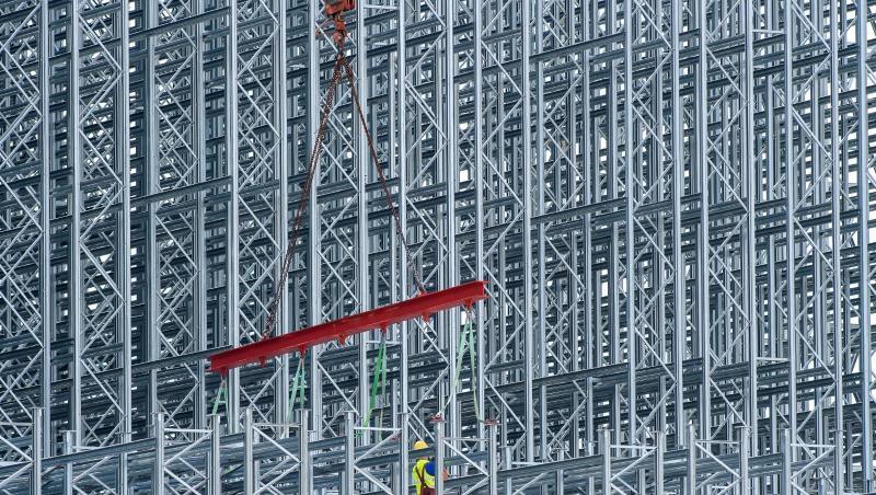 Arbeiter errichten das innere Gerüst eines Lagerhauses. Die deutsche Industrie erhält wieder mehr Aufträge. Arbeiter errichten das innere Gerüst eines Lagerhauses. Die deutsche Industrie erhält wieder mehr Aufträge.