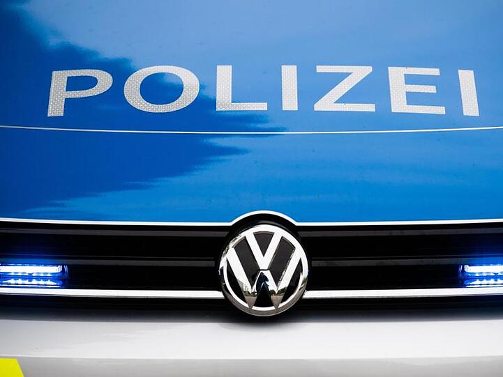 Ein Blaulicht leuchtet an einer Polizeistreife. Foto: Lino Mirgeler/dpa