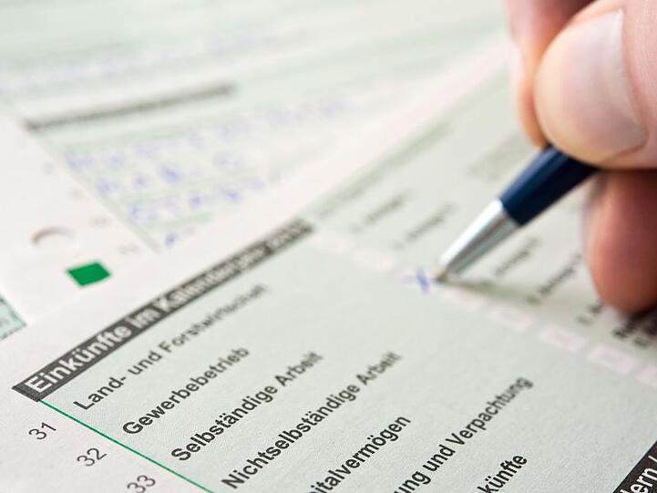 In Deutschland hatten zuletzt rund 764.000 Erwerbstätige neben ihrer Selbstständigkeit noch eine abhängige Beschäftigung.