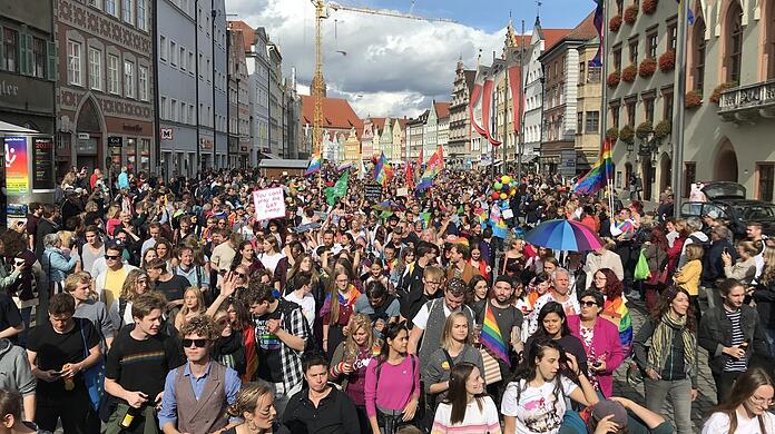 2019 hat der erste CSD Niederbayern in Landshut stattgefunden. Die neue Beratungsstelle ist der nächste große Schritt, im ländlichen Raum die Angebote für queere Menschen zu verbessern.