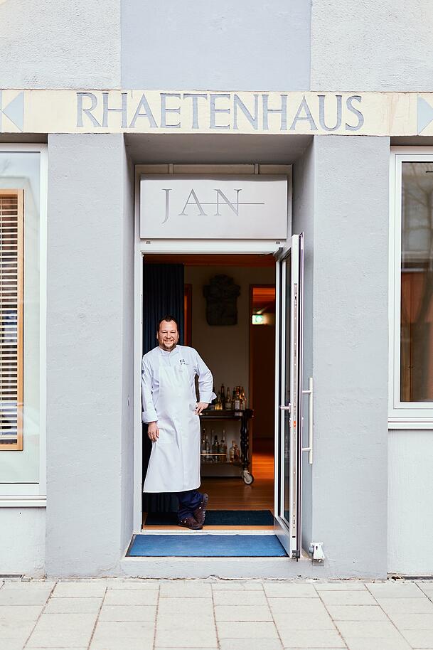 Ist in München nicht mehr allein mit drei Sternen: Jan Hartwig kocht in seinem eigenen Restaurant Jan am Königsplatz. Ist in München nicht mehr allein mit drei Sternen: Jan Hartwig kocht in seinem eigenen Restaurant Jan am Königsplatz.