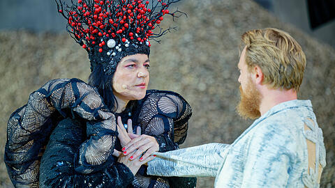 Jasmin Tabatabai (links) als Drache und Eivin Nilsen Salthe als Siegfried.