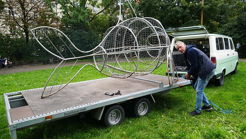 Der 66-Jährige zieht die Gurte fest. Der Fisch wird nun erst einmal bei einem Freund Keitels unterkommen. Der 66-Jährige zieht die Gurte fest. Der Fisch wird nun erst einmal bei einem Freund Keitels unterkommen.