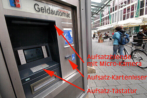 An diesem Automaten in Nürnberg wurden schon einmal EC-Karten kopiert. Auf dem Foto sehen Sie die beliebtesten Angriffspunkte der Karten-Betrüger.
