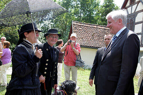 Horst Seehofer kam zum Tag der Franken nach Bad Windsheim. Im Freilandmuseum begrüßte ihn ein Paar in fränkischer Tracht.