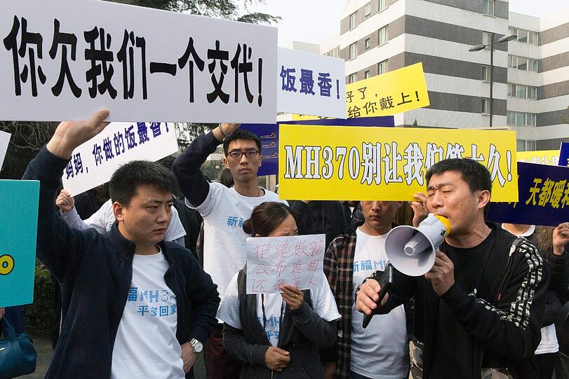 Tumultartige Szenen vor der malaysischen Botschaft in Peking. Die Angehörigen der Opfer von Flug MH370 demonstrieren für eine schnell Aufklärung der Unglücksumstände.