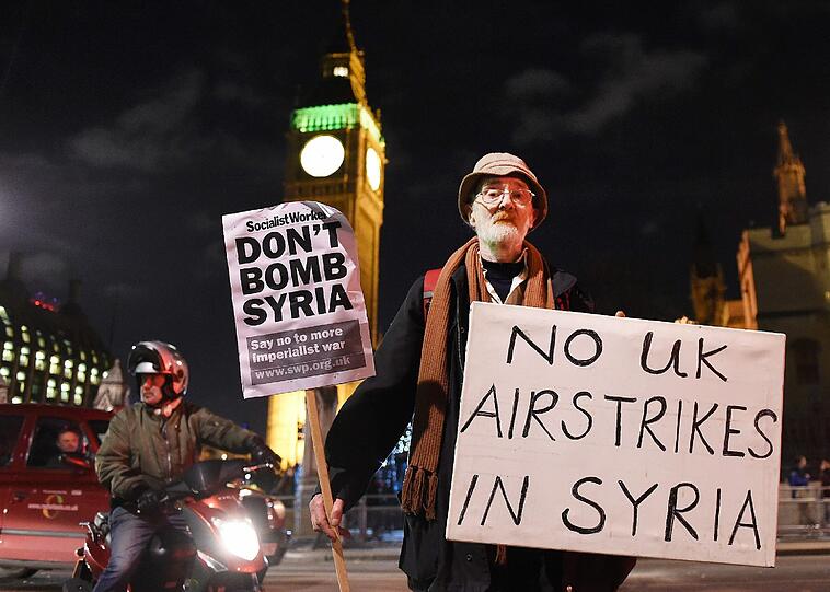 Viele Briten demonstrierten in London gegen einen Kampfeinsatz gegen die Terrormiliz Islamischer Staat in Syrien.
