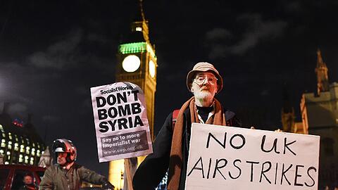 Viele Briten demonstrierten in London gegen einen Kampfeinsatz gegen die Terrormiliz Islamischer Staat in Syrien.