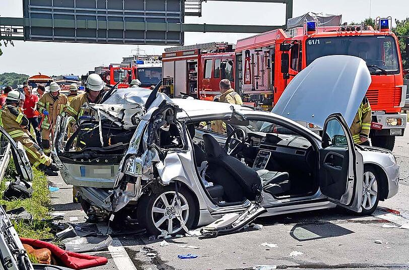 Bilder vom tödlichen Verkehrsunfall auf der A99 bei Unterföhring. Ein Lkw ist in ein Stauende gefahren, der Volvo wurde durch den Aufprall vollkommen zerstört. Eine Frau starb noch an der Unfallstelle.