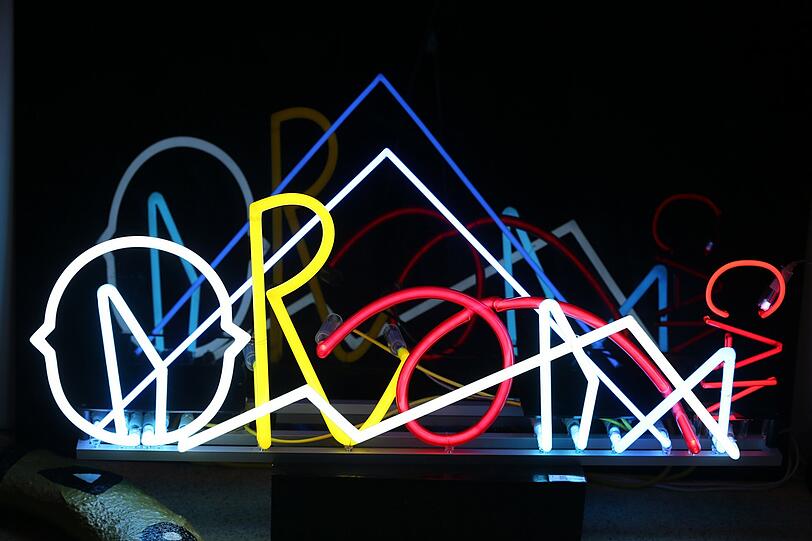 1994 machte sie ihre erste Neon-Skulptur &ndash; heute ist sie Neon-Künstlerin.