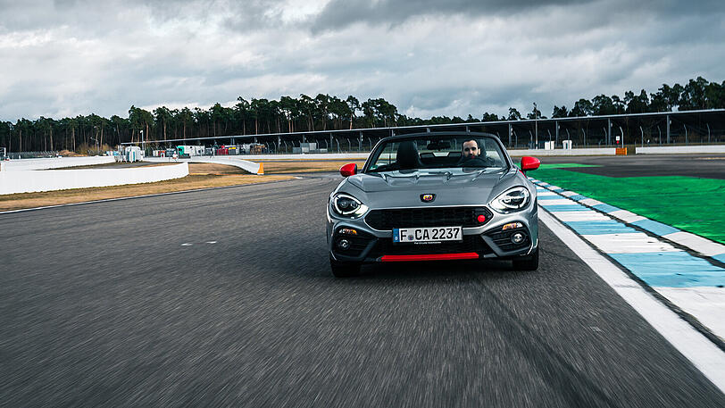 Bei diesem Cabrio kann der Sommer kommen: Der Abarth 124 Spider ist unglaublich dynamisch, allerdings mit Blick auf den Alltags-Einsatz zu hart und beengt. Auf der Rennstrecke ist er ein lupenreines Spaßmobil.