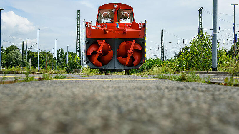 Die Deutsche Bahn bereitet während der Sommermonate ihren Maschinenpark auf den Wintereinsatz vor.