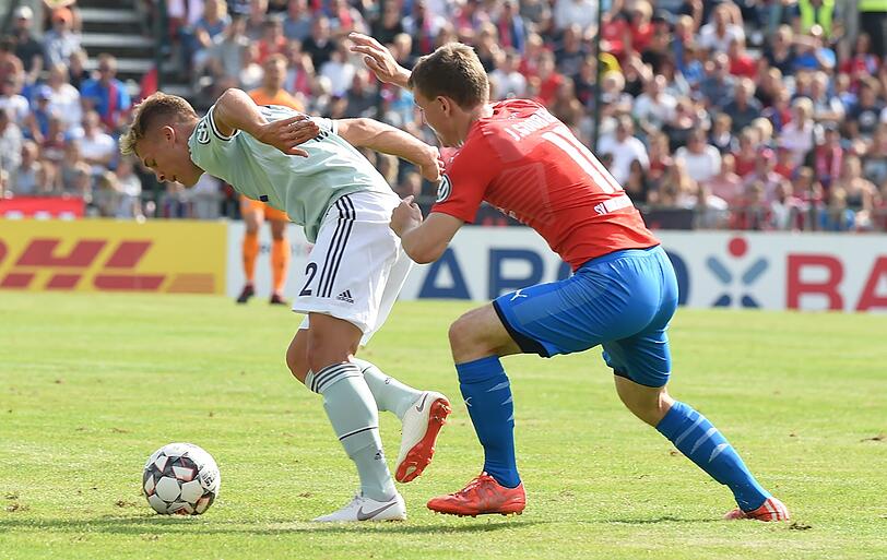 Der FC Bayern müht sich zu einem 1:0 Sieg gegen den Provinzclub SV Drochtersen.