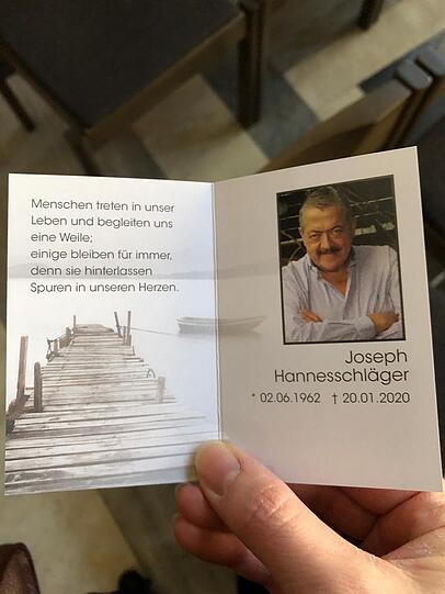 Auf der Trauerkarte für Joseph Hannesschläger steht: "Menschen treten in unser Leben und begleiten uns eine Weile: einige bleiben für immer, denn sie hinterlassen Spuren in unseren Herzen."