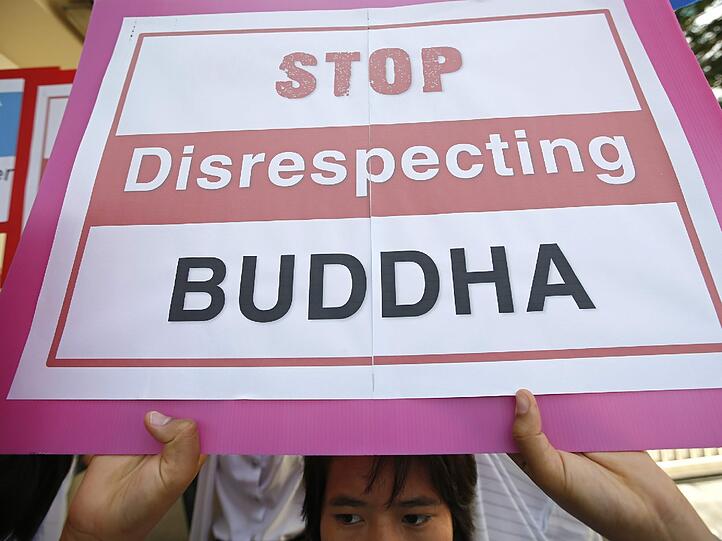 Proteste in Bangkok: Thailändische Buddhisten demonstrieren vor der deutschen Botschaft in Bangkok.
