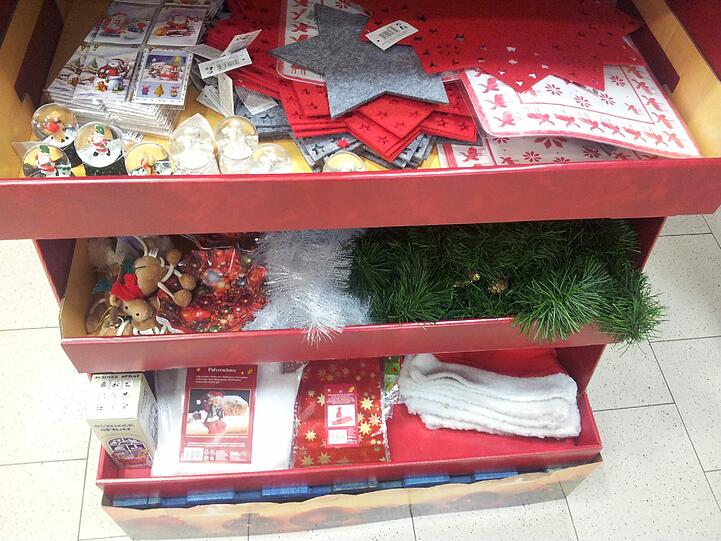 Pulverschnee, Zipfelmützen, Schneekugeln, Elch-Unterlagen, Filzsterne, Plastik-Waldkiefern... In diesem Sinne: Frohe Weihnachten, liebe Leser!