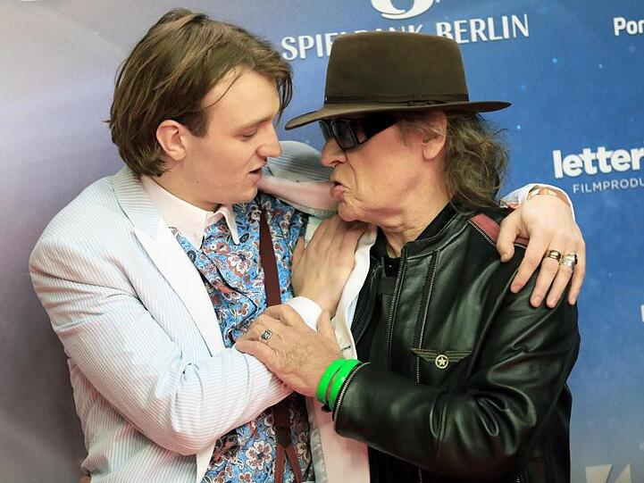 Lindenberg-Darsteller Jan Bülow (l) und das Original bei der Premiere in Hamburg.