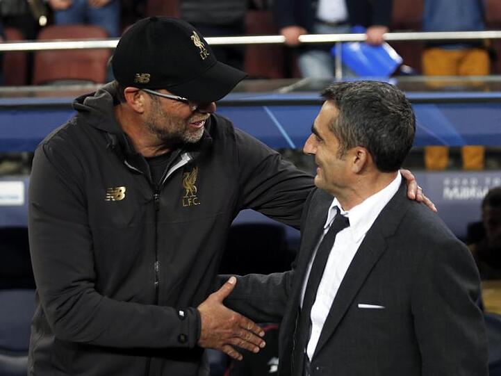 Jürgen Klopp (l) reicht Ernesto Valverde vor dem Spiel die Hand.