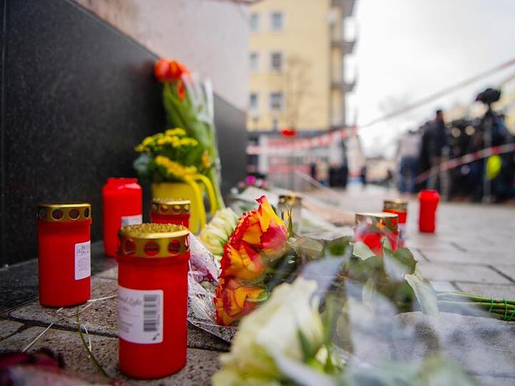 Blumen liegen in der Nähe eines Tatorts in der Innenstadt. Foto: Andreas Arnold/dpa/Archivbild