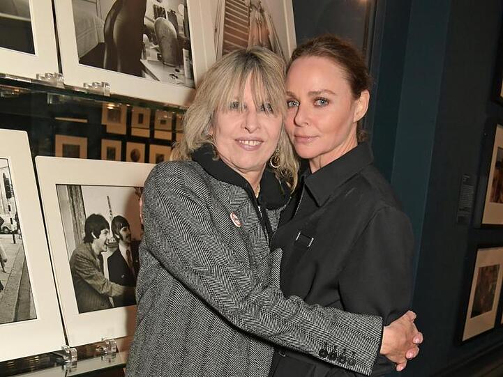 Chrissie Hynde und Stella McCartney im Victoria and Albert Museum.